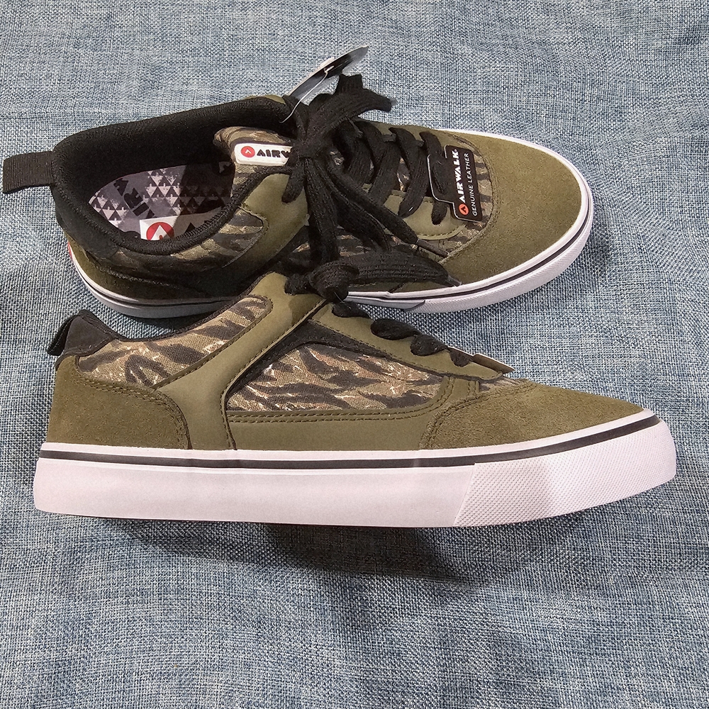NWT Airwalk Camo Leather Sneakers
